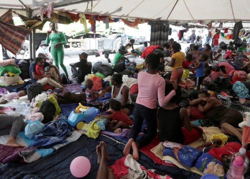 La cantidad de migrantes ha saturado los albergues en muchas partes de México.