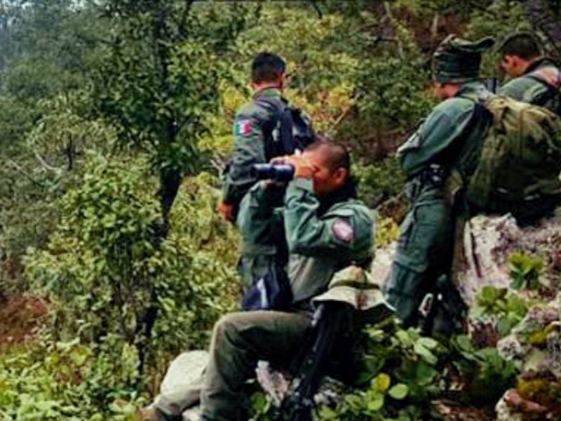 La Fiscalía General de Chihuahua ha realizado rastreos aéreos y terrestres para localizar a los desaparecidos en la frontera entre Texas y Chihuahua.