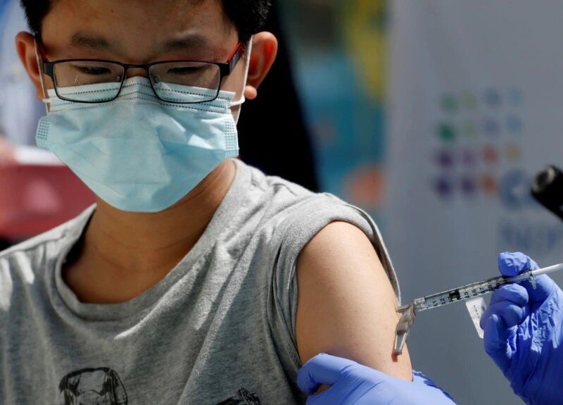 Un niño de 13 años recibe la vacuna Pfizer en Nueva York, en mayo de 2021.