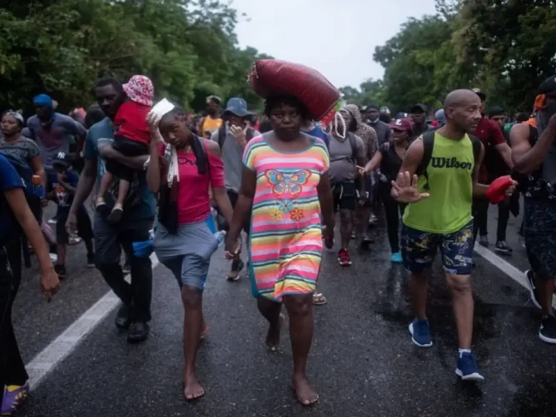 México repatría a 129 inmigrantes haitianos en avión.