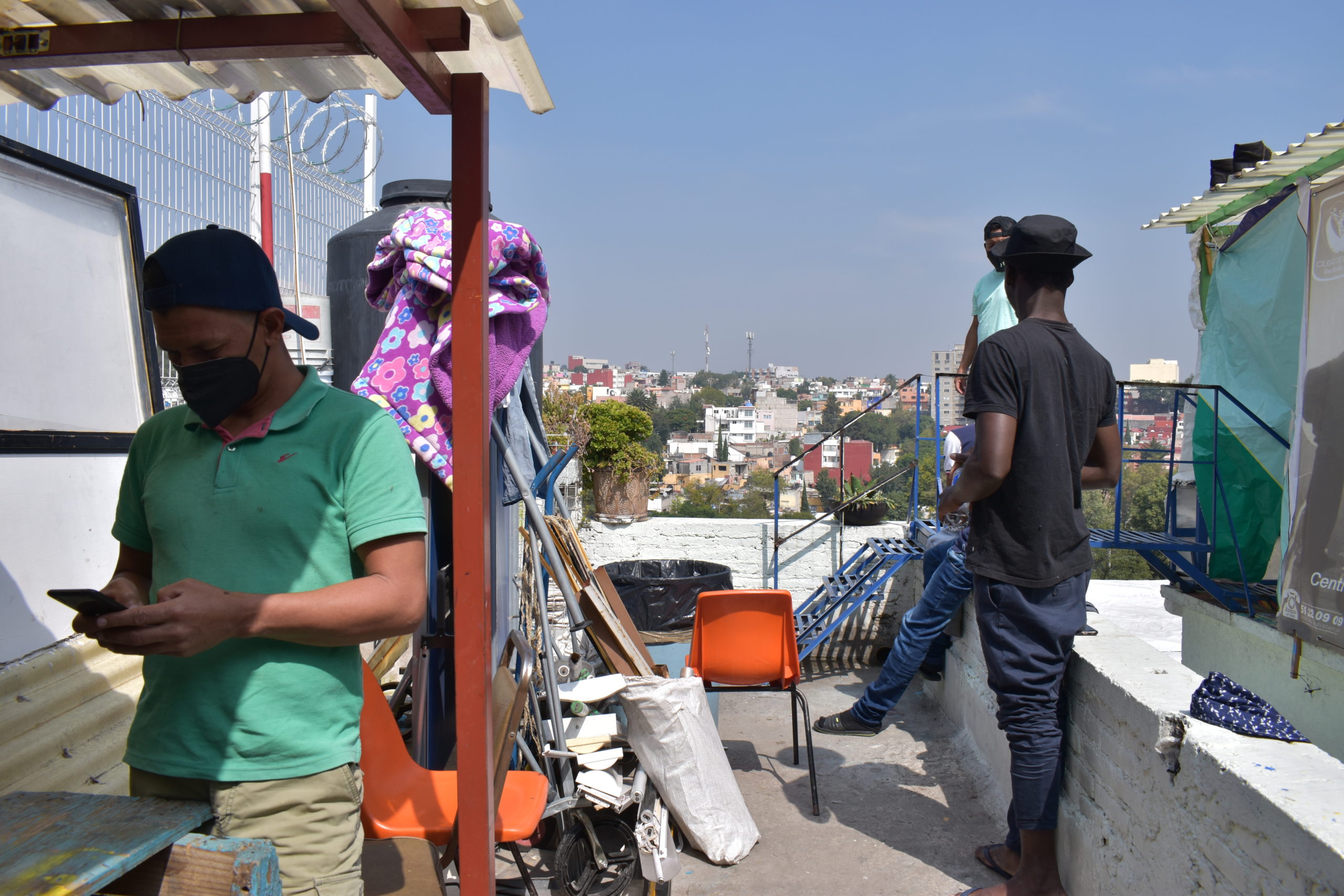 En el albergue hay un pequeño taller de carpintería donde los migrantes pueden elaborar productos para venderlos después. | Foto: Emilio Almaraz / Conexión Migrante.