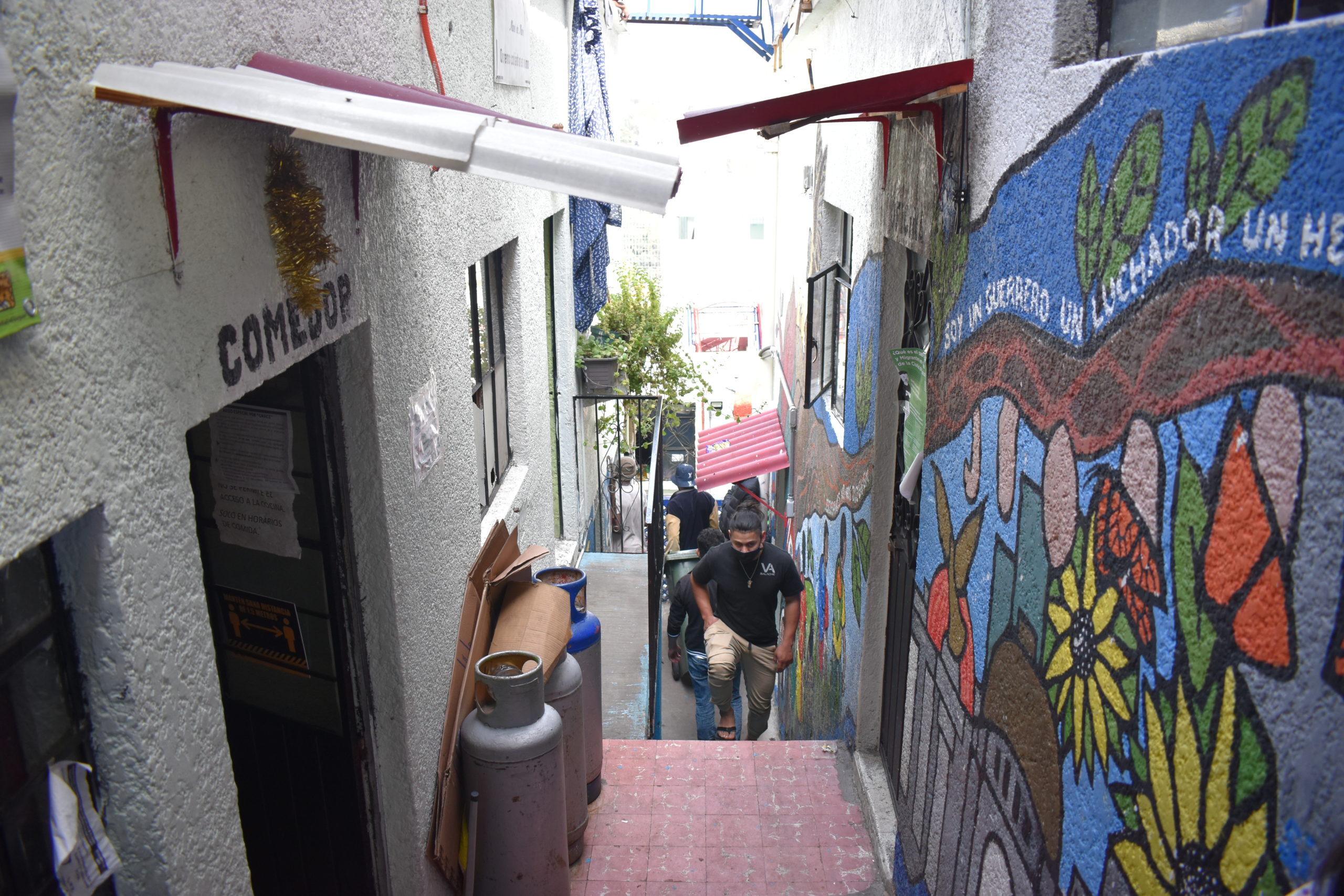 Migrantes haitianos, hondureños y de otros países se encuentran en la misma situación; algunos, como Daniel (al centro de la imagen) llevan años esperando en Tochán. | Foto: Emilio Almaraz / Conexión Migrante.