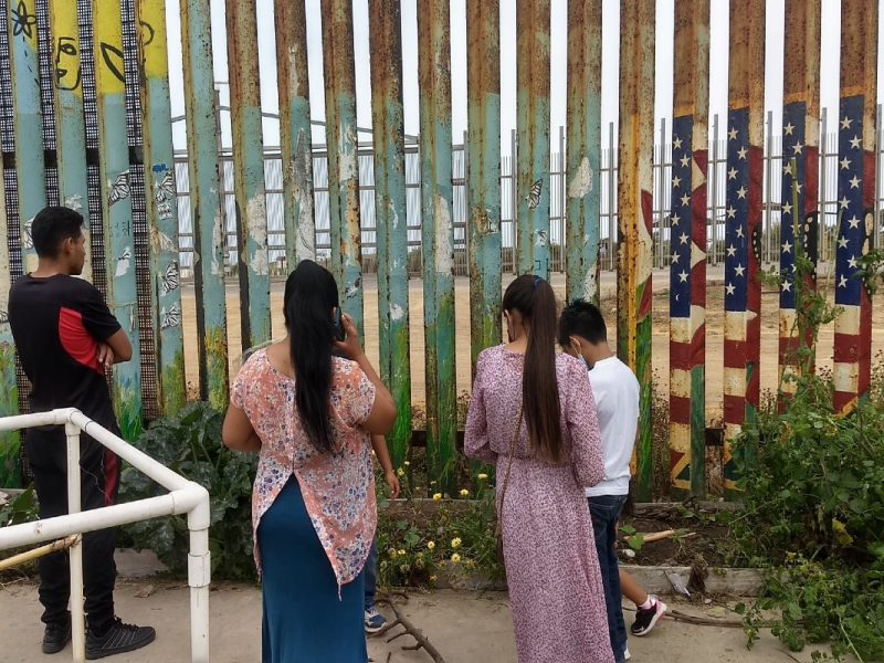 Activistas piden que se reabra el Parque de la Amistad en California.