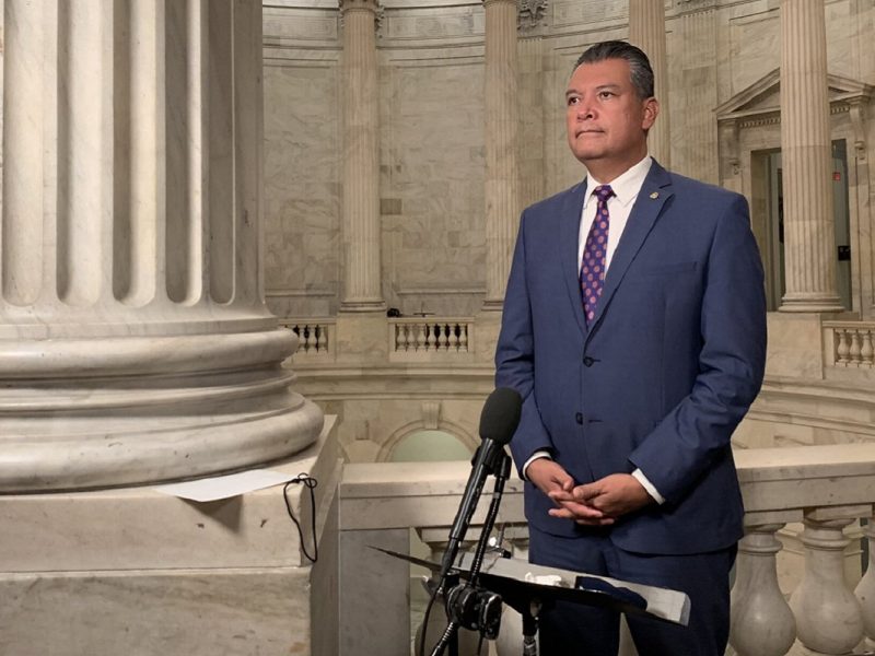 El senador Alex Padilla es uno de los tres demócratas que lanzaron esta propuesta para hacer el trámite de la ciudadanía americana más accesible.