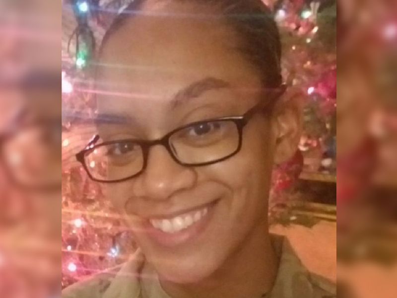 Jennifer Sewell pertenece al Tercer Regimiento de Caballería de Forth Hood.