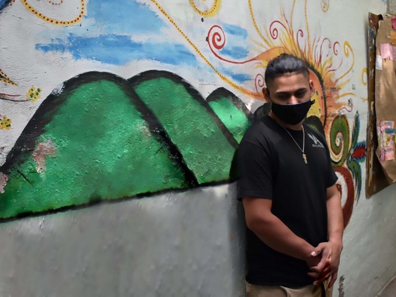 Daniel se encarga de organizar los donativos en Casa Tochan. Él sólo espera sus papeles para poder regresar a su país.