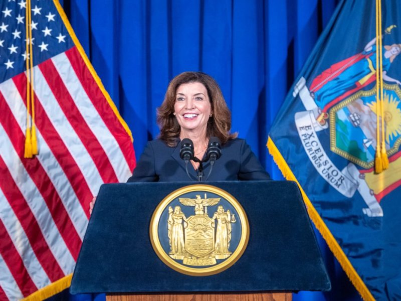 Nueva York considerará como extorsión las amenazas de reportar el estatus migratorio de las personas.