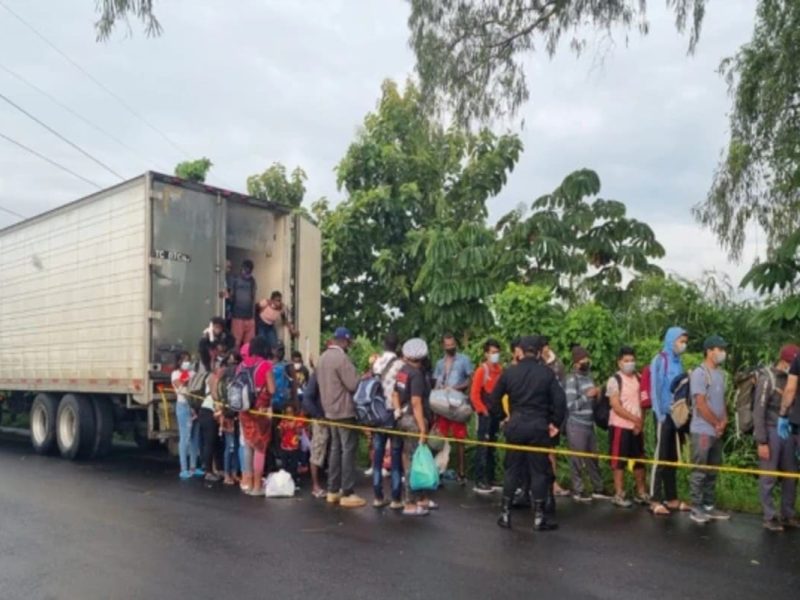 Encuentran a más de un centenar de inmigrantes haitianos abandonados dentro de un contenedor en Guatemala.