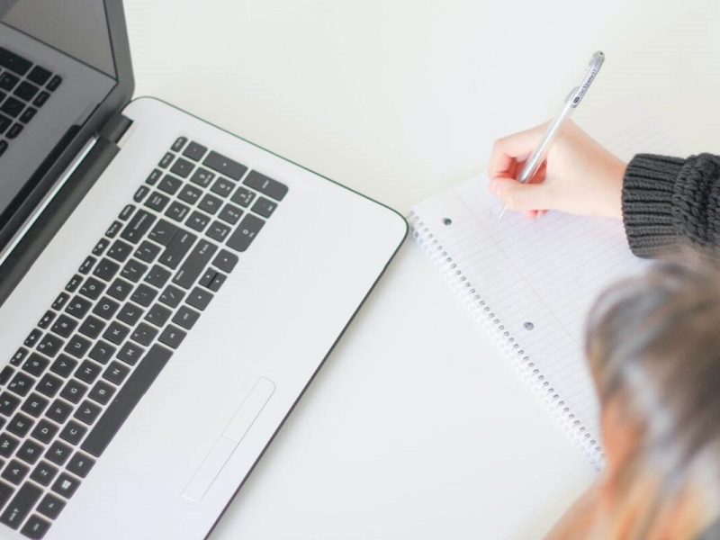 El currículum en inglés tiene datos similares a los de uno en español. Sin embargo, su estructura es algo diferente.