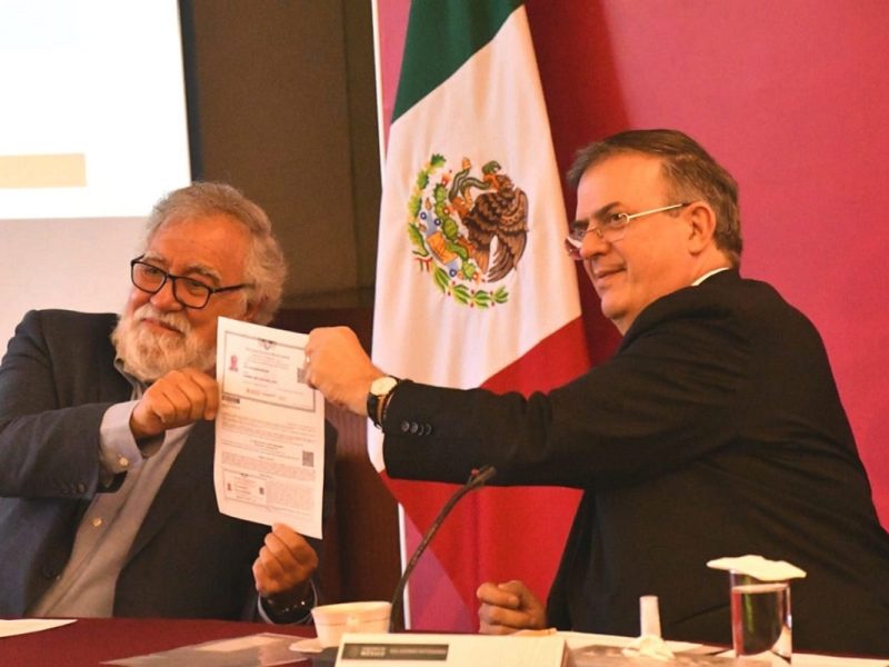 Marcelo Ebrard y Alejandro Encinas durante la presentación de la CURP temporal este 19 de octubre.