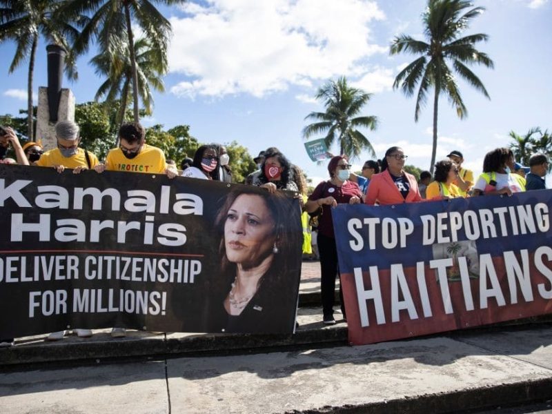 Migrantes protestando en las afueras de los parques temáticos en Orlando, Florida.