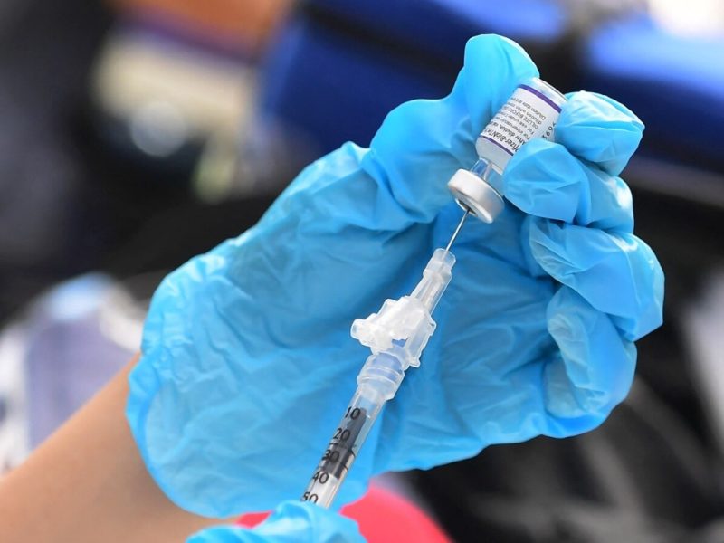 La FDA explicó que a esta estrategia se le conoce como conocida como “mezclar y combinar”