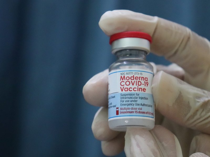 Quienes hayan recibido alguna de estas dos vacunas Covid podrán aplicarse una mezcla de dosis de refuerzo, pero tendrán que cumplir con algunos requisitos.