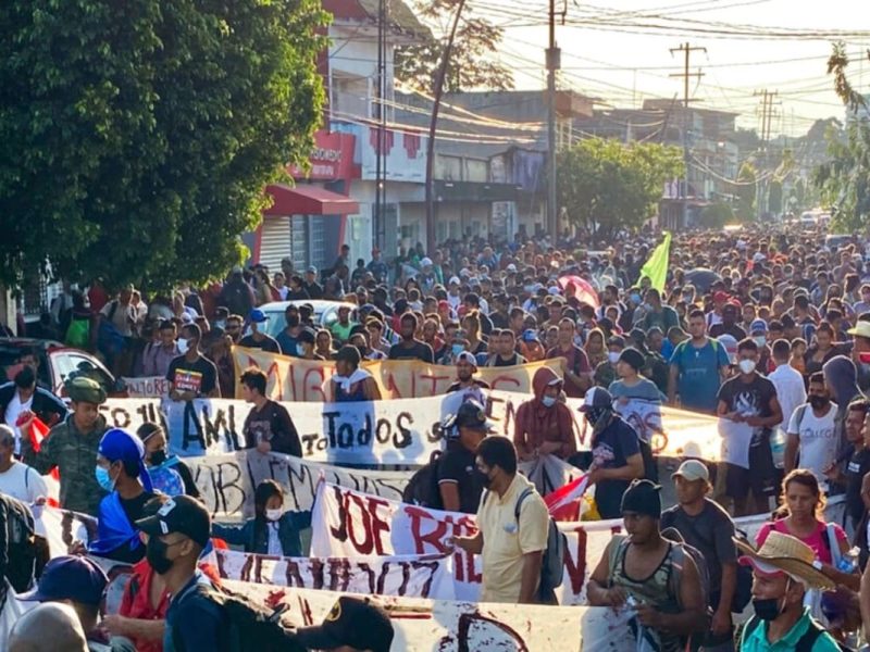 Caravana de migrantes continúa camino en Chiapas rumbo a la CDMX.