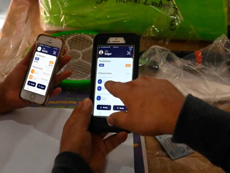 Investigación revela robo de bonos en bitcoins en El Salvador.