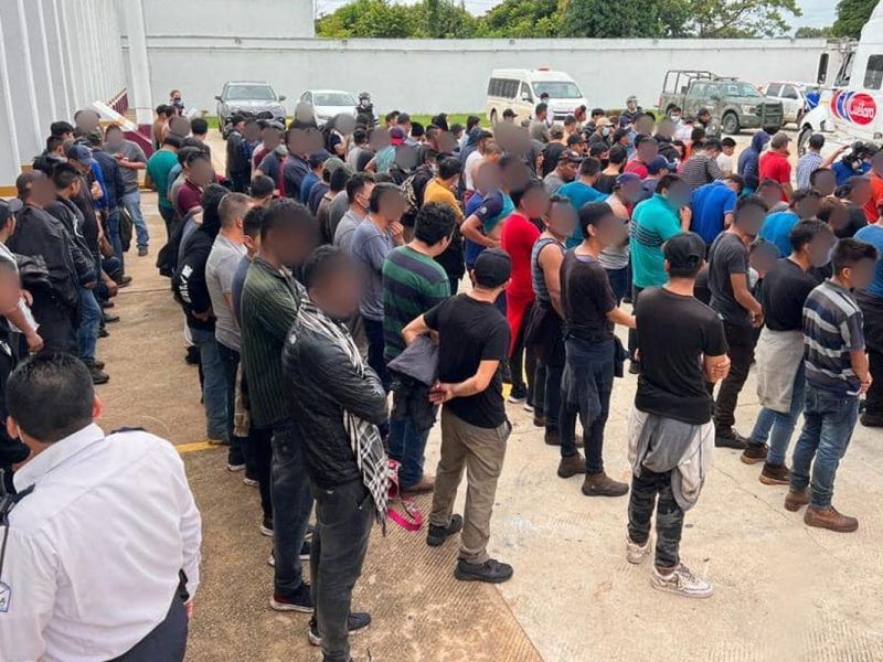 Rescatan a 334 inmigrantes hacinados en un tráiler en Veracruz.