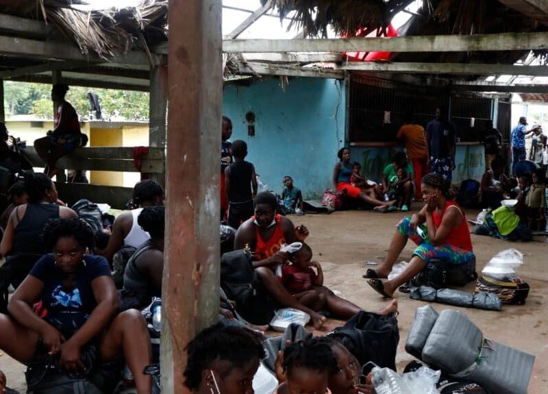 Mujeres migrantes descansan en un centro de recepción temporal en Darién, Panamá.