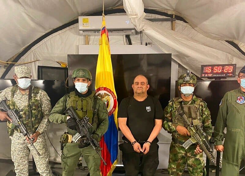 "Otoniel", líder narcotraficante de Colombia y del Cártel del Clan del Golfo, tras su captura en una base militar.