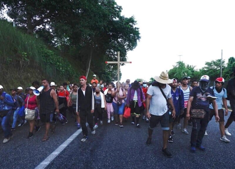 Migrantes avanzan en caravana por el estado de Chiapas el 25 de octubre de 2021.