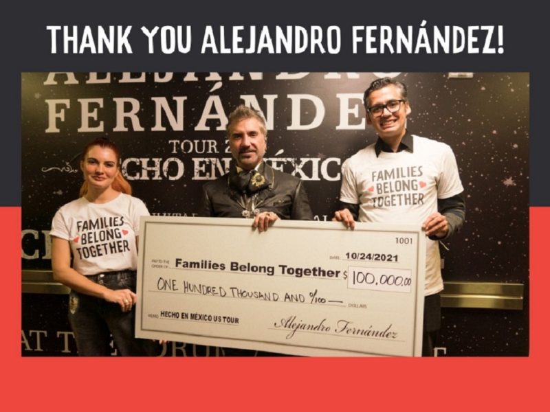 Alejandro Fernández durante la entrega de su donativo en un concierto en Los Ángeles.