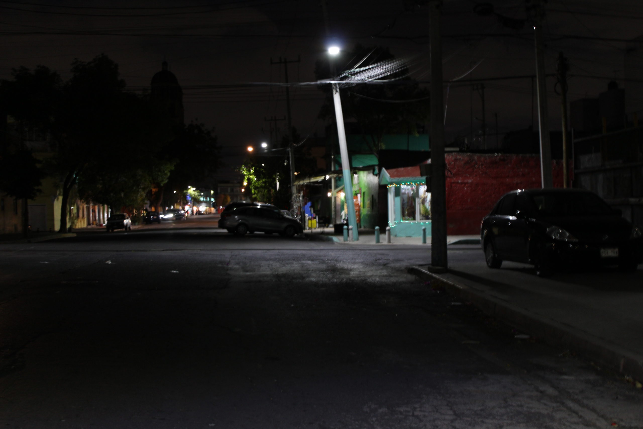 En medio de la calle solitaria, esta modesta capilla de San Judas resalta en una calle de la alcaldía Venustiano Carranza. | Foto: Iván Berriel / Conexión Migrante.