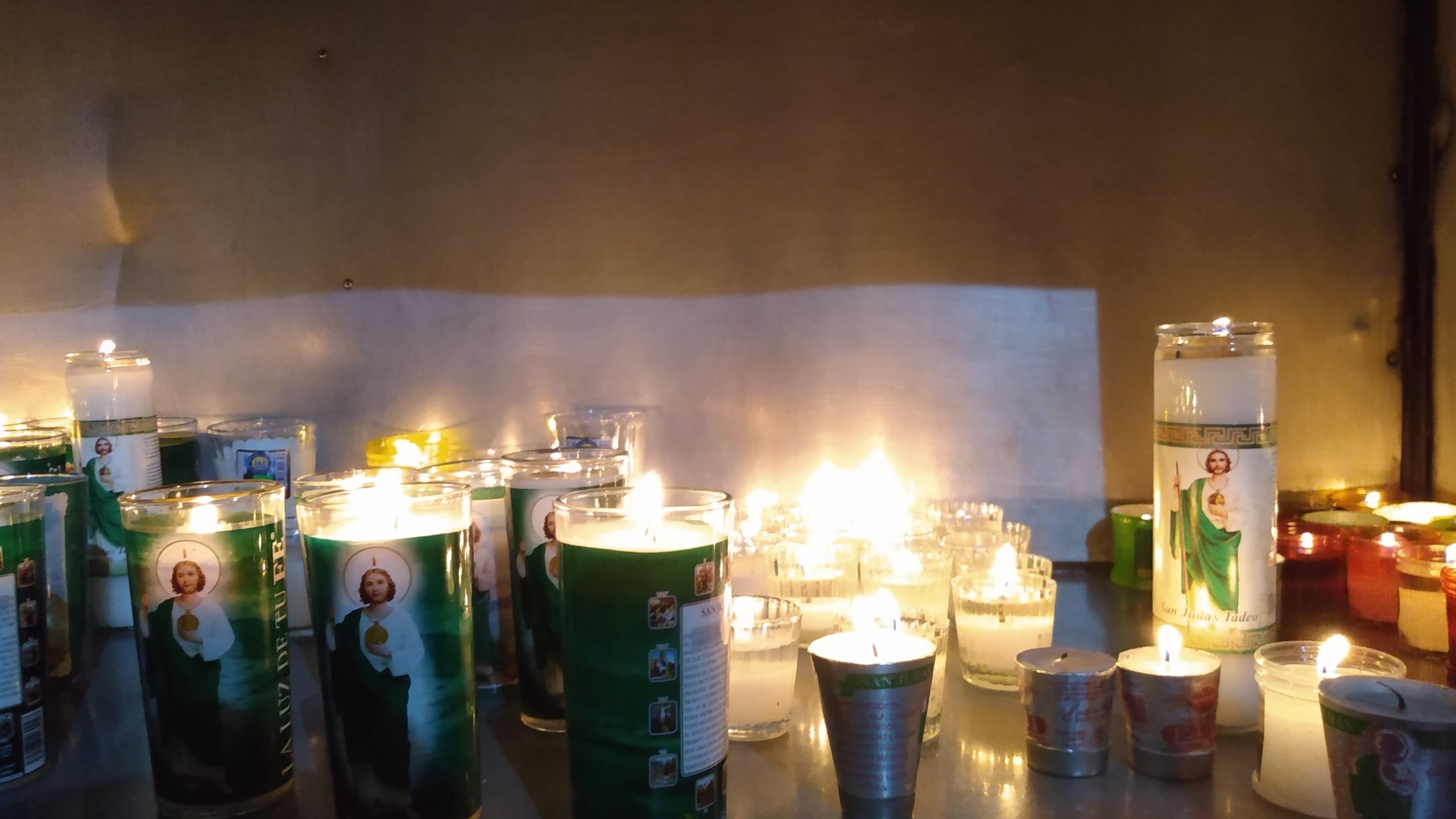 Ya dentro de la Iglesia de San Hipólito, las personas dejan veladoras y se quedan orando un rato, pidiendo al santo su intercesión sobre todo para solucionar “las cusas difíciles”. | Foto: Diana Hernández / Conexión Migrante.