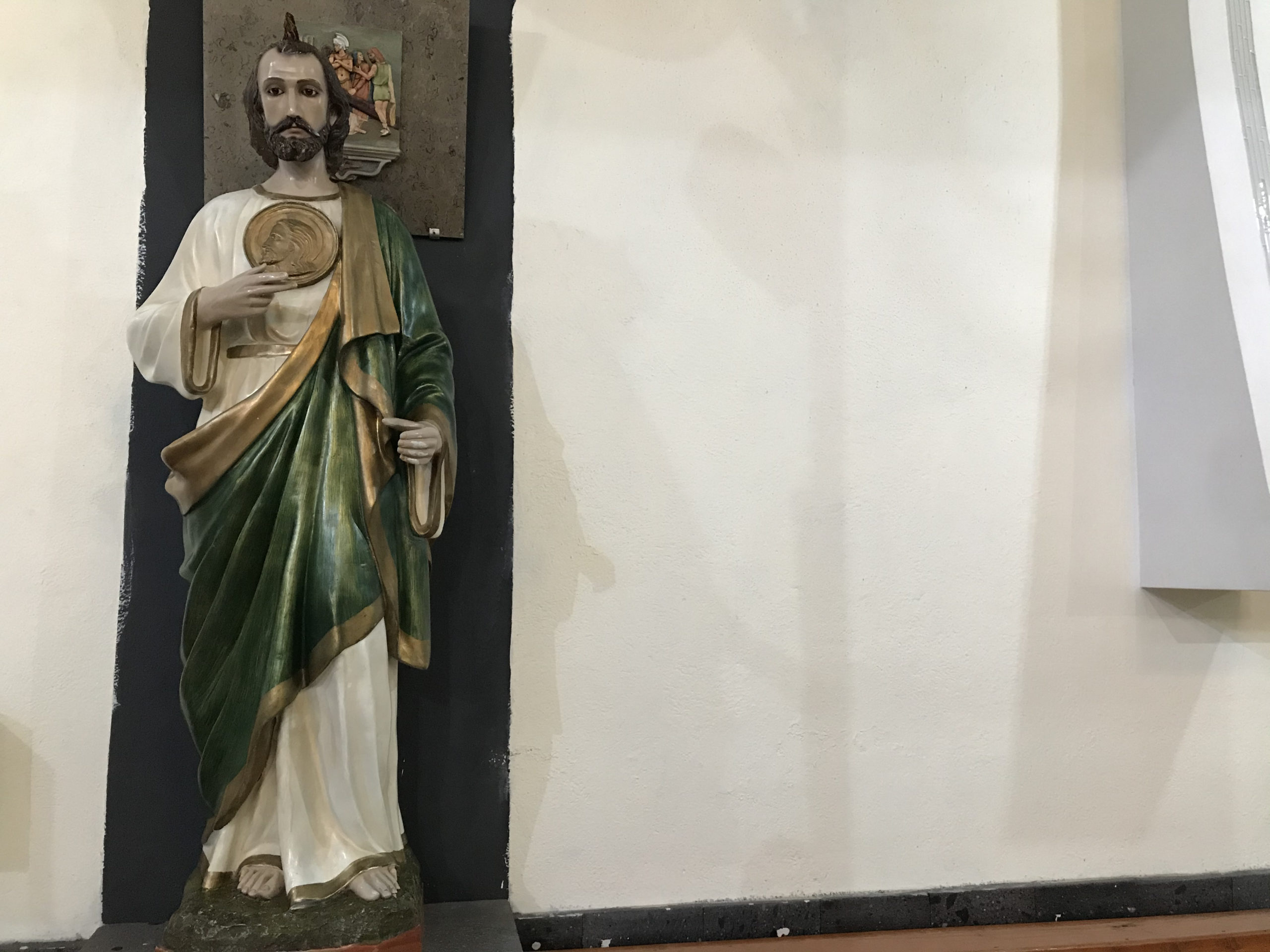 La Iglesia del Divino Rostro está oculta detrás de varios condominios en la Magdalena Contreras. | Foto: Diana Hernández / Conexión Migrante.