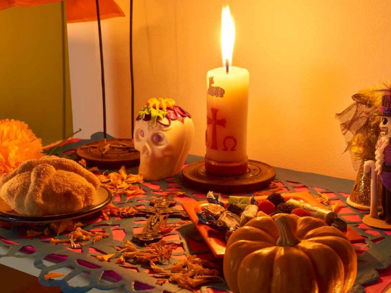 que día se prenden las velas del altar de día de muertos