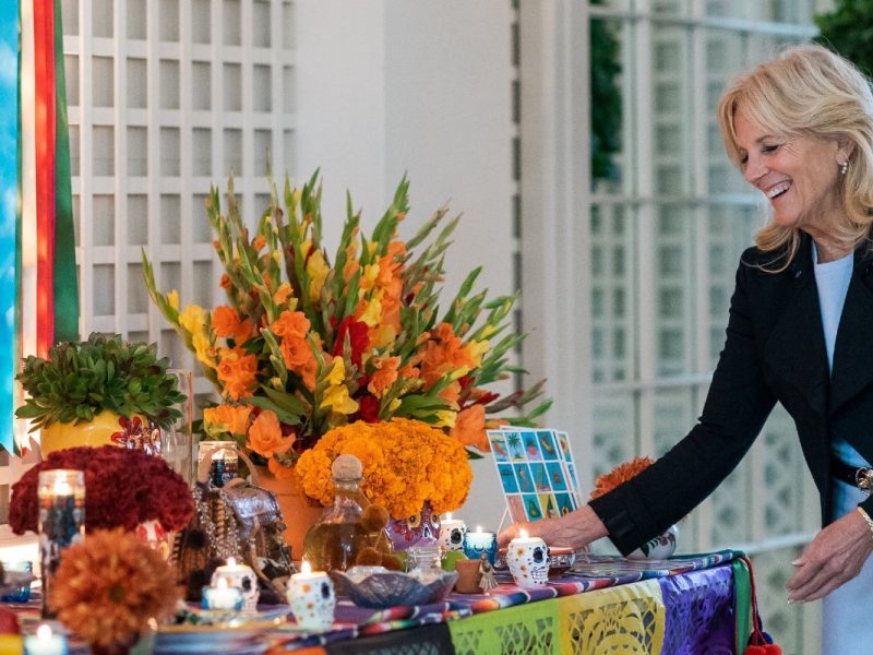 La primera dama Jill Biden compartió un par de fotos del altar de muertos ubicado en la Casa Blanca