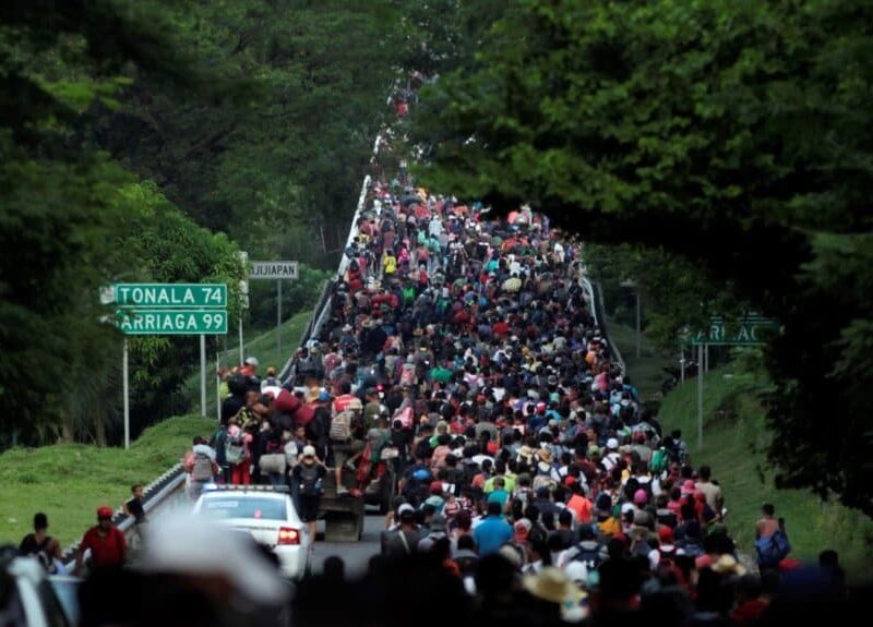 En Pijijiapan, Chiapas, migrantes marchan hacia la Ciudad de México.