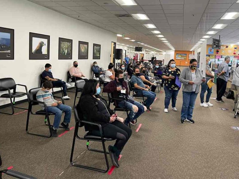 Migrantes asisten al consulado por atención