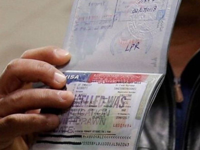 Evita quedarte sin dinero por estafadores que te prometen visas de trabajo 100% seguras.