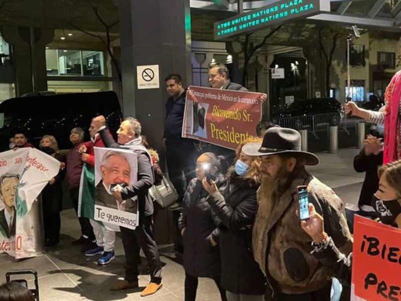 AMLO llega a Nueva York y migrantes mexicanos lo reciben con mariachis.