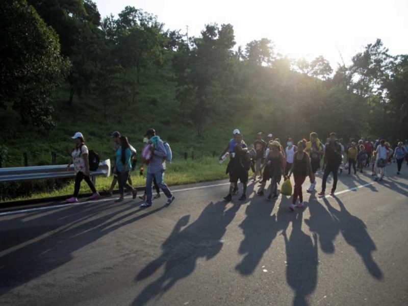 Más de 800 migrantes de la caravana regularizan su situación en México.