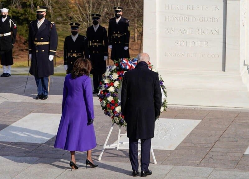El presidente Joe Biden junto a la vicepresidenta, Kamala Harris, depositan una ofrenda frente a la Tumba del Soldado Desconocido el 21 de enero de 2021.