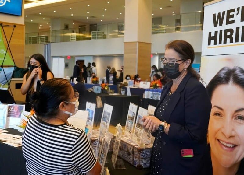 Una reclutadora de recursos humanos en una feria de trabajo en Miami, Florida, el 3 de septiembre del 2021.
