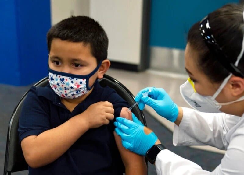 Un niño de 6 años recibe su primera vacuna contra el Covid-19 en una clínica pediátrica en Santa Ana, California.