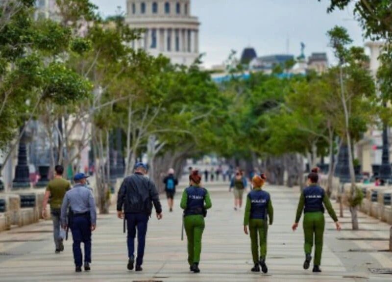 Policías cubanos caminan por La Habana el 15 de noviembre, como parte de movilizaciones de las autoridades para impedir las protestas en Cuba.