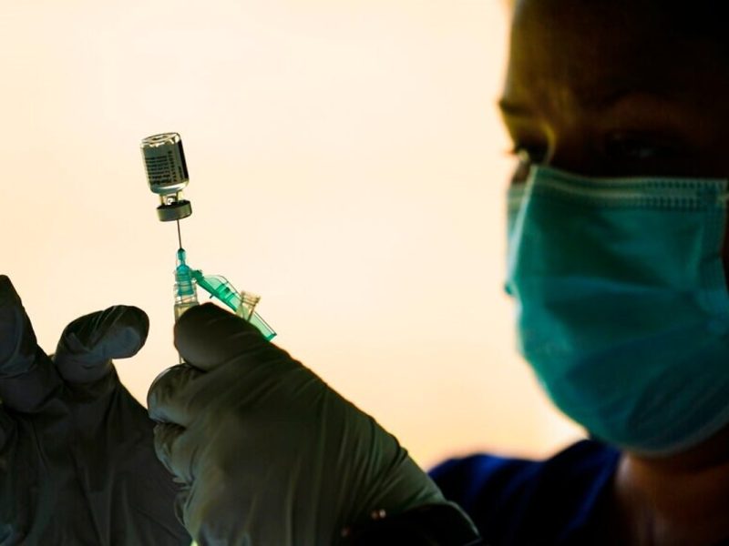 La FDA ya aprobó la aplicación de una tercera dosis de la vacuna contra el Covid-19.