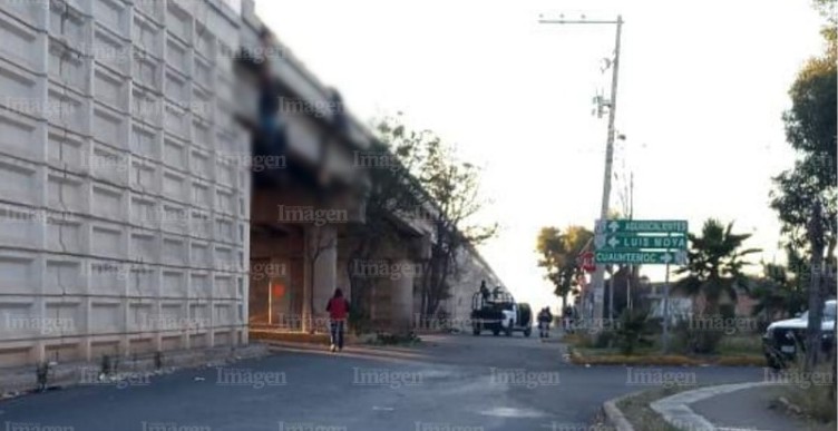 Los cuerpos de 9 personas fueron encontrados colgando de un puente en Ciudad Cuauhtémoc, Zacatecas.