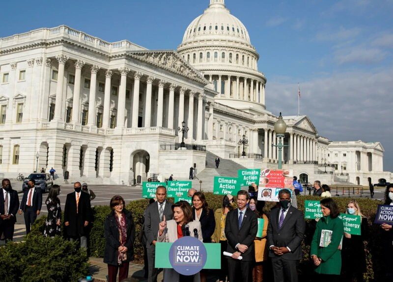La presidenta de la Cámara de Representantes, Nancy Pelosi, y otros demócratas del Congreso discuten el Build Back Better en una conferencia de prensa en el Capitolio el 17 de noviembre de 2021.