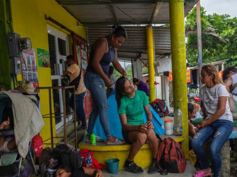 Caravana de migrantes descansa en Acayucan, Veracruz; van rumbo a CDMX.