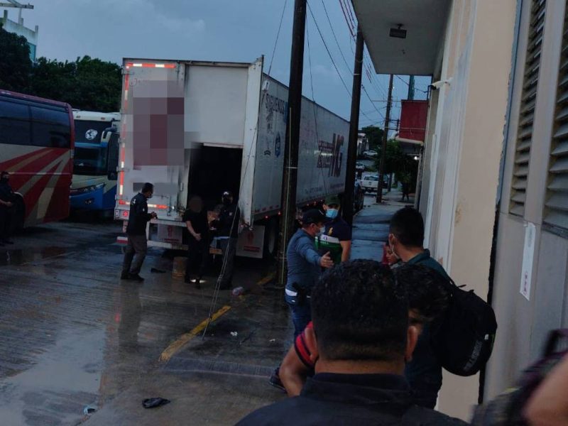 Encuentran a 600 migrantes hacinados en dos tráileres en Veracruz.
