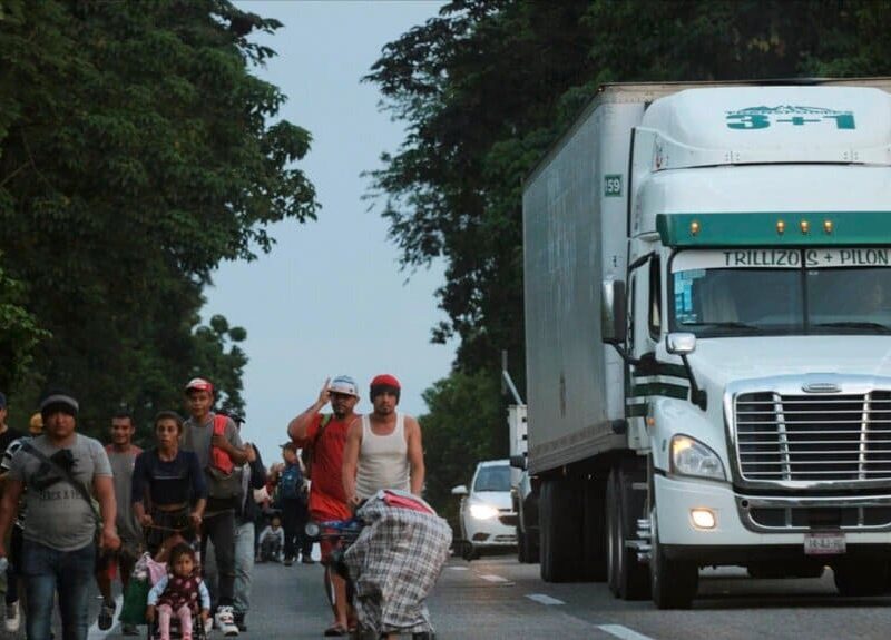Miembros de la caravana migrante avanzando por Chiapas en octubre de este año.