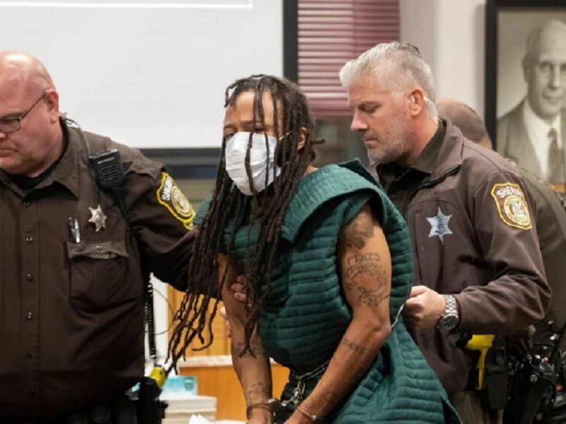 Darrell Brooks durante su primera audiencia en una corte por haber atropellado a decenas de personas durante un desfile navideño en Wisconsin.