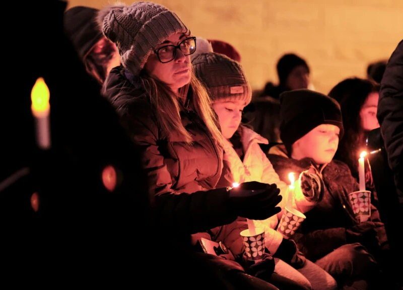 Residentes de Kenosha, Wisconsin, durante una velada para recordar a las víctimas del atropello en el desfile navideño.