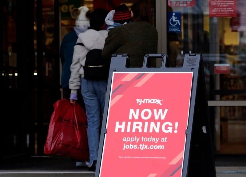 Muchos sectores experimentan escasez de trabajadores por lo que ofrecen aumentos en los salarios y otros beneficios.