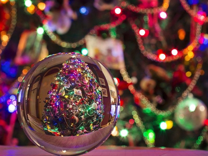 Con luces, de colores o en la pared: adorna tu arbolito de Navidad con estas tres ideas.