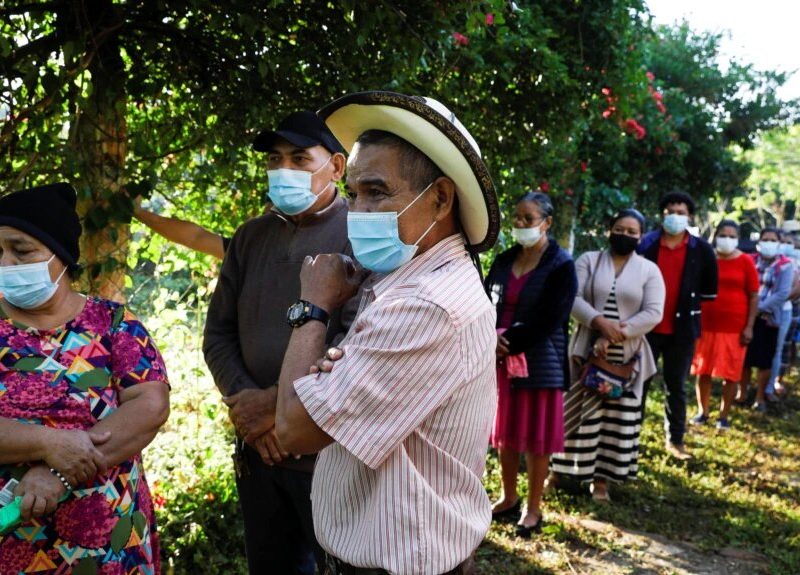 Personas hacen cola para emitir su voto durante las elecciones generales, en una escuela en Catacamas, Honduras, el 28 de noviembre de 2021.