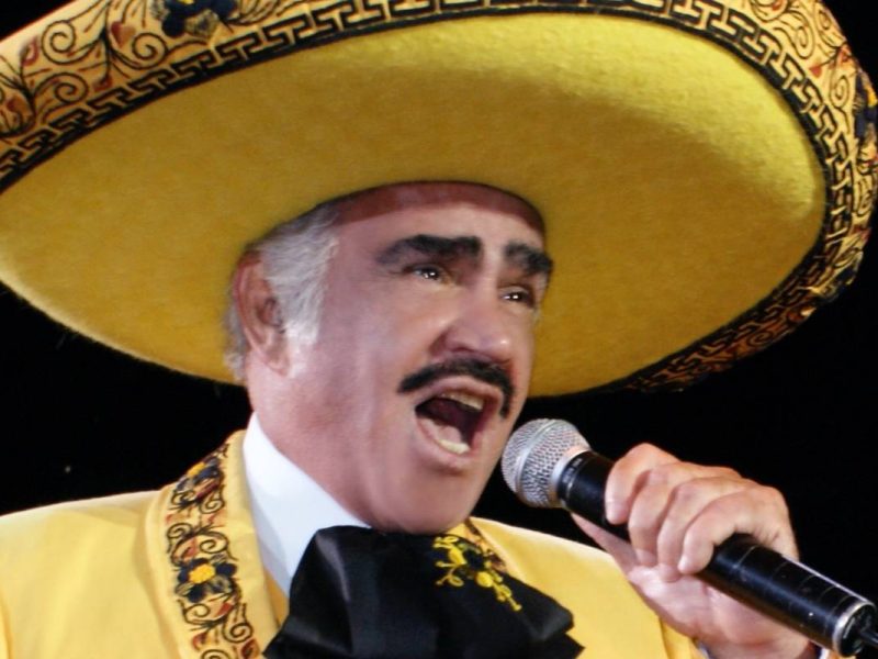 Por neumonía, Vicente Fernández regresa a terapia intensiva.